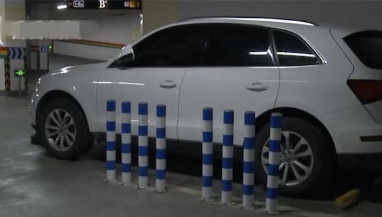  越线|8根铁柱钉严实，专治各种车位越线，邻居投诉后：治的就是你！