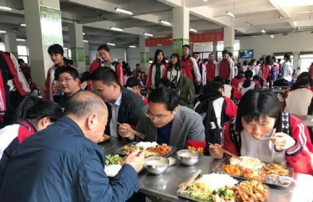 同是|同是吃学生剩饭，女校长吃剩饭获赞，男教官吃剩饭被怒斥，为什么？