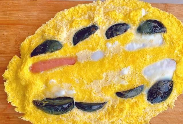  蛋清|用两颗鸡蛋一根火腿肠做出的虎皮蒸蛋，口感细腻爽滑，孩子喜欢吃