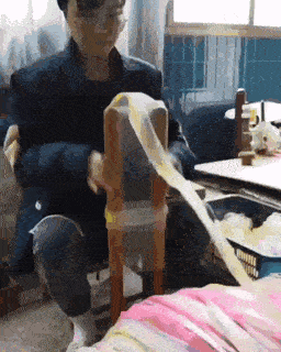  朋友|搞笑GIF：好迅速的换衣服，为了朋友脱单没少费心吧？