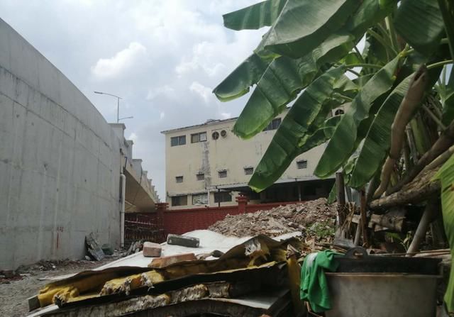 酒瓶|海珠涌“钉子户”成网红景点，在夹缝生存，有人半夜朝房屋丢酒瓶