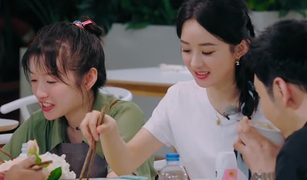 若隐若现|赵丽颖《中餐厅》吃饭习惯被嘲,强硬洗白惹怒网友,黑历史惨被扒