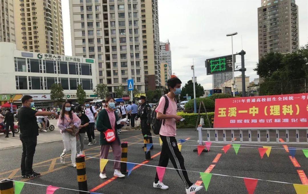  考生|图集丨云南高考首日直击：每一张安静的考桌都来之不易