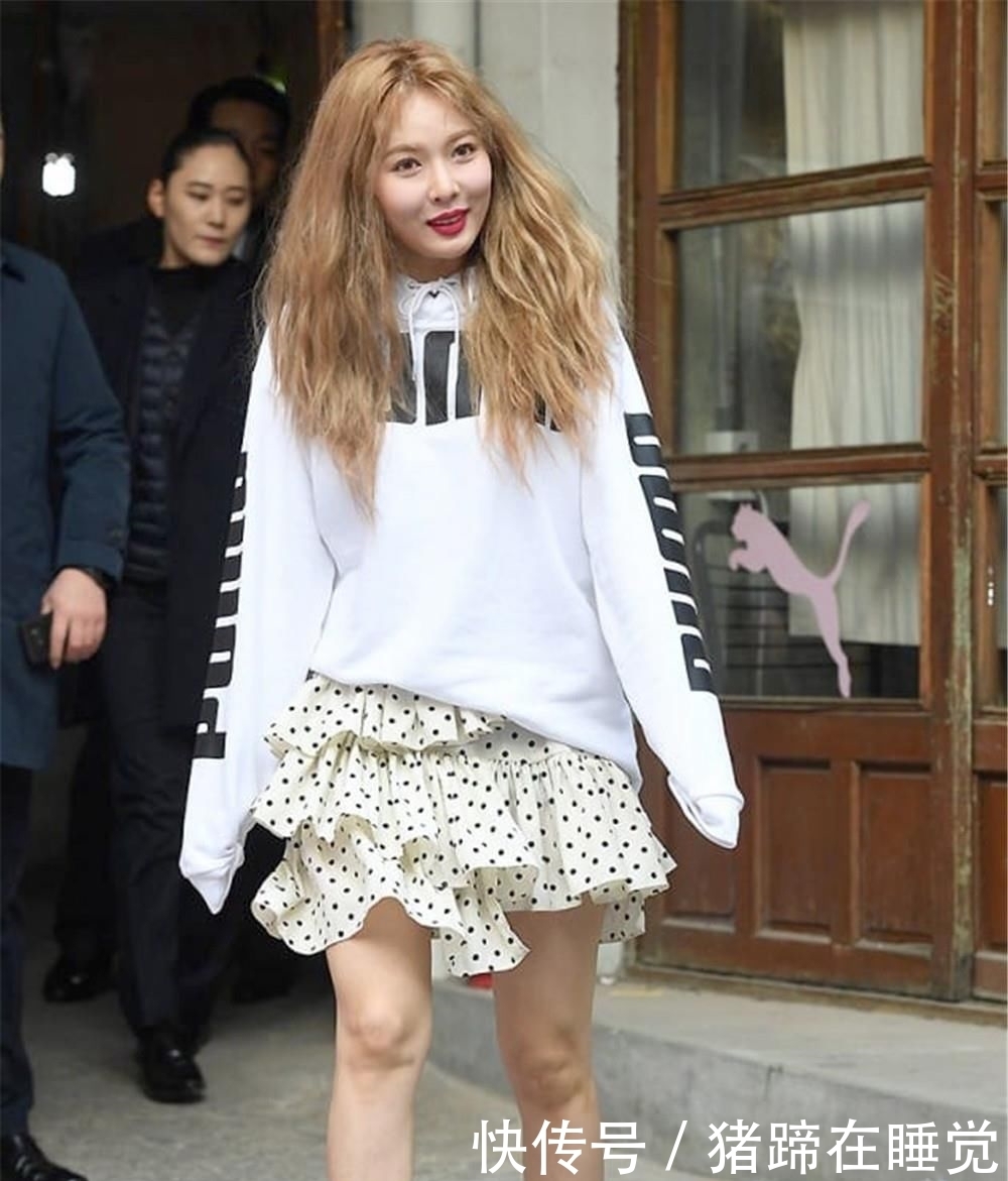 美极了|别再穿百褶裙了!最近大火的“渣女裙”才最时髦,泫雅穿上美极了