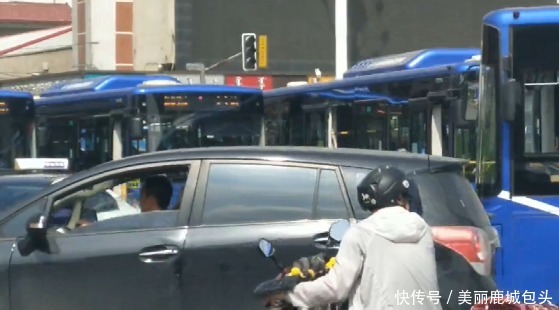  公交车|呼市火车站两辆公交车相撞，一车玻璃碎了一地