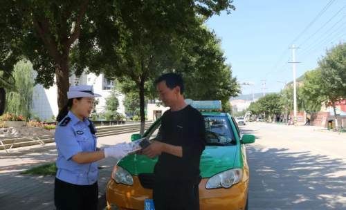 这事|交警当街发礼物?这事是真的!这种行为应该实名表扬