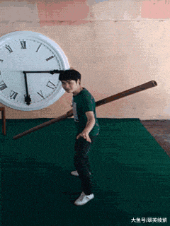 大妈|搞笑GIF:这打卡机太心机了!美女秒过,大妈打几百次却失败了