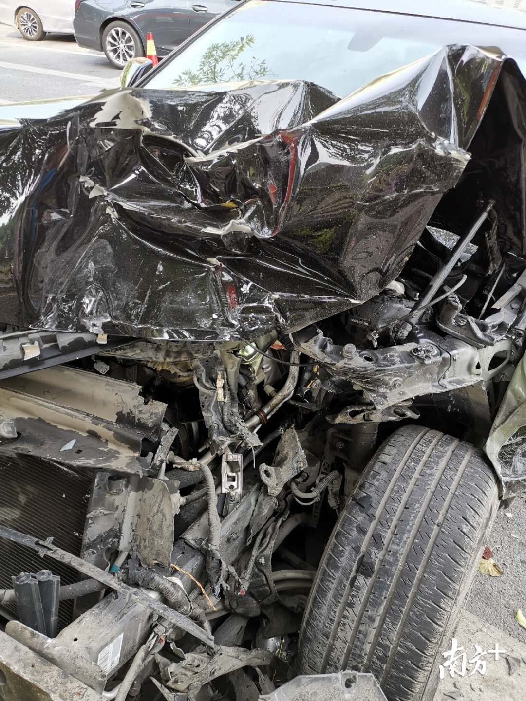  浮云|突发！云浮云城凤凰来仪处四车连环相撞