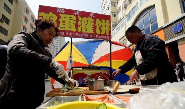 灌饼|在家学做鸡蛋灌饼,只需一个小技巧,个个松软鼓大包