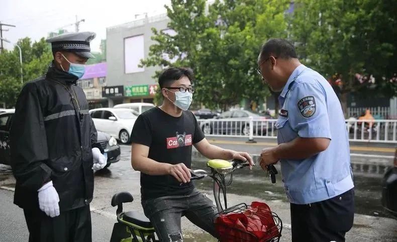  电动|一致好评丨招远交警冒雨走上街头帮电动自行车上牌!