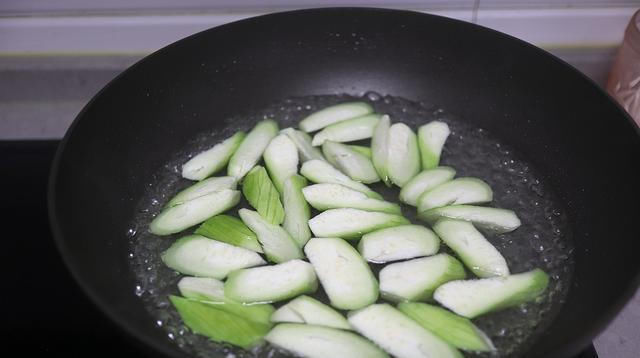  白萝卜|适合三伏天的2道爽口汤，自带鲜甜，除了盐，其它调料都是多余的