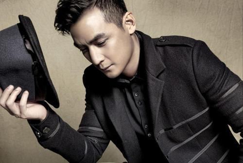 变白|45岁吴彦祖近照曝光,秃顶秃成苏大强,头发变白面容憔悴!