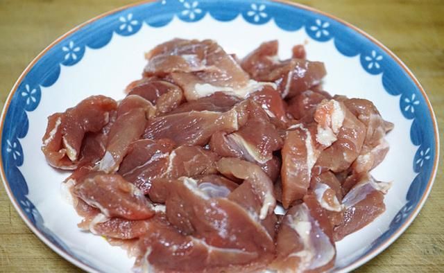  剁辣椒|一碗蒸酥肉，微辣鲜香超下饭，咬牙买了猪肉做这菜才不亏，吃过瘾