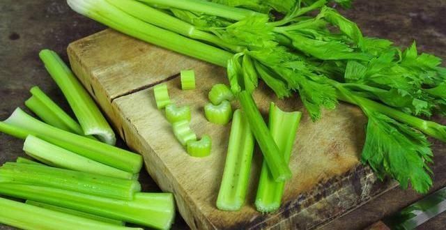 辣椒|炒芹菜时,有人焯水有人直接炒?大厨:都不对,教你正确做法