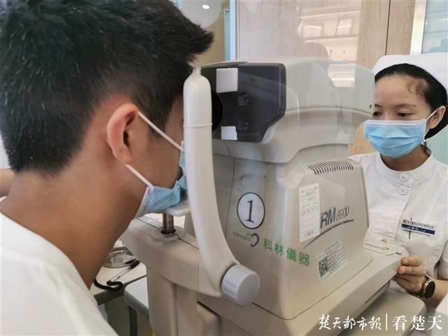  近视眼|八成高中生都是近视眼，高考后扎堆取镜