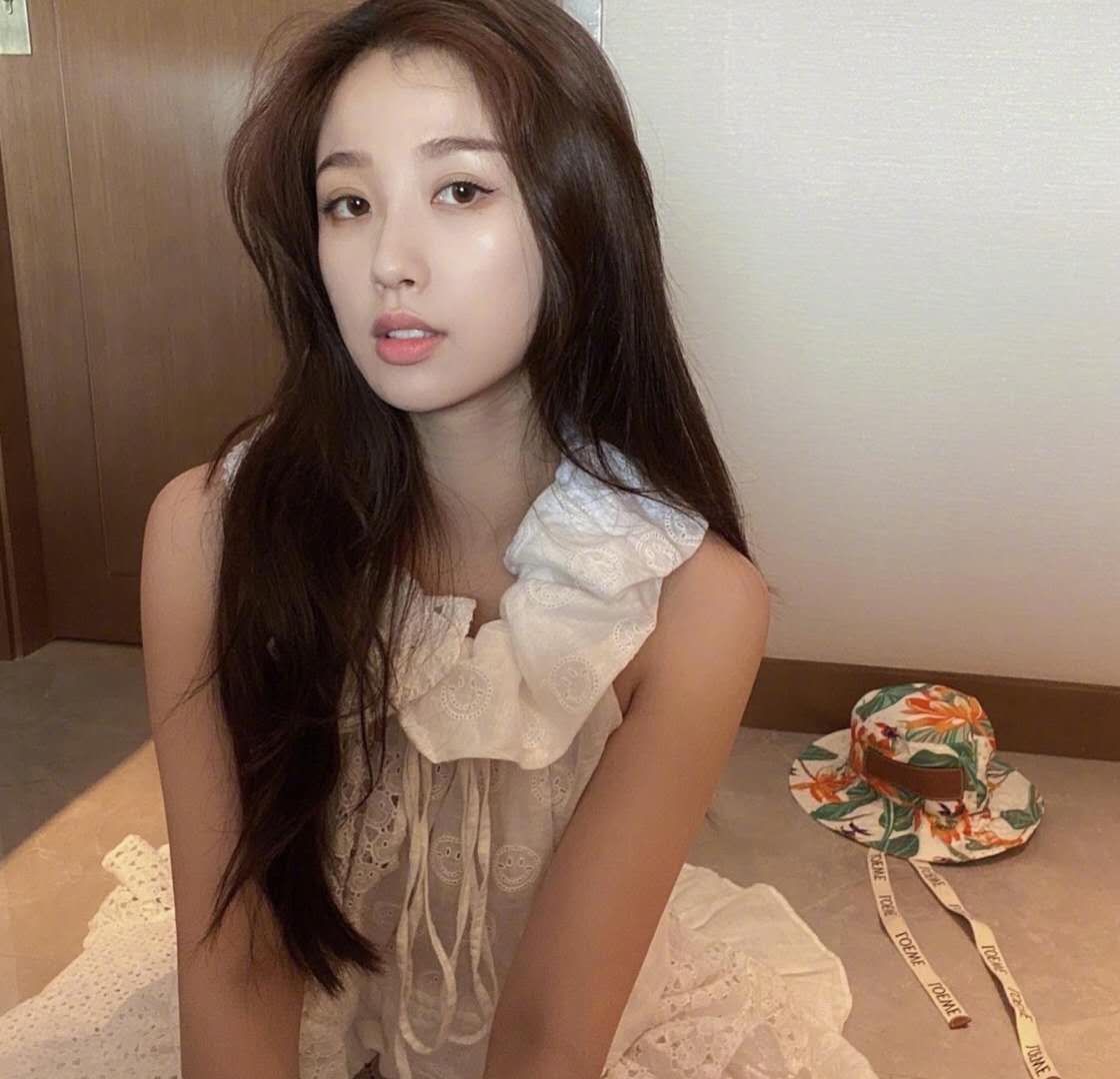  直言|成团首秀就划水？虞书欣辩解因裙子改动作，直言：做人多一点善良