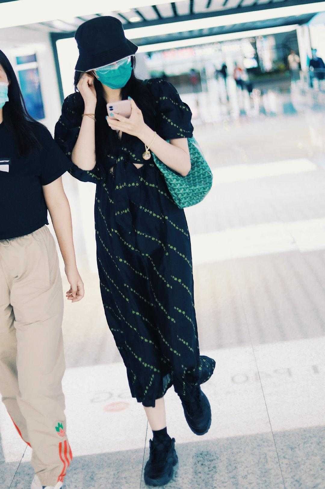 连衣裙|白百何瘦下来真会穿，高领碎花连衣裙配高马尾，气质高级大气