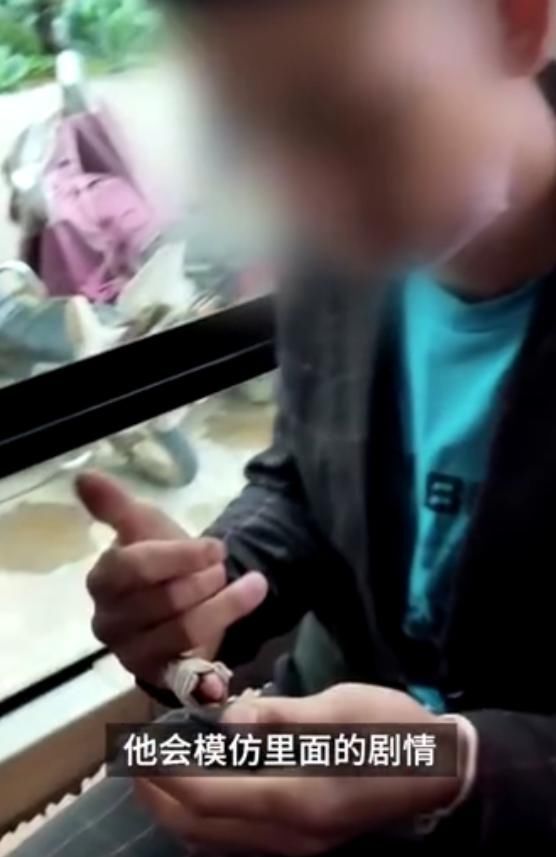  镰刀|男子自称“侠客”，持长笛镰刀、戴塑料袋浪迹天涯