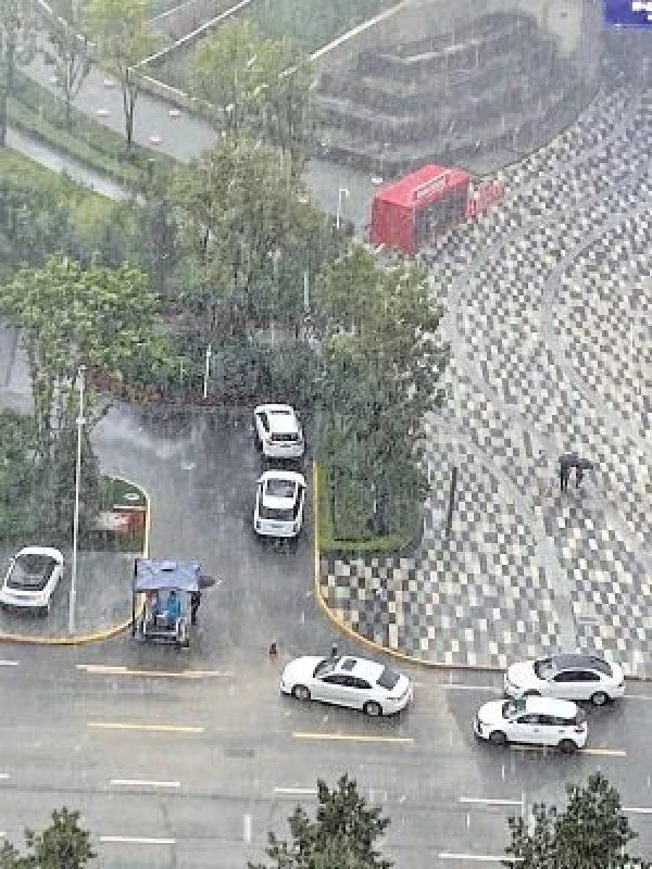 没处|暴雨天路人没处躲停车场秩序员让出岗亭