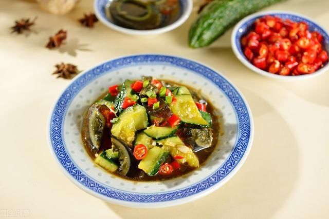 夏天|夏天做个“红油黄瓜”,这样吃酸辣适中,清脆爽口,好吃还下酒