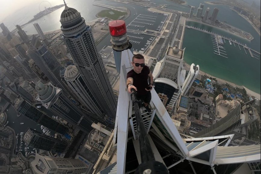 法国极限运动爱好者徒手爬香港高楼从68楼坠亡，生前多次登顶世界高楼