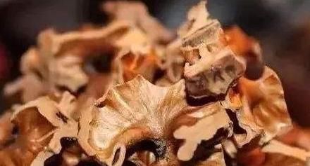  核桃壳中含|吃完的“核桃壳”不要扔，用水煮一煮，能解决许多人的“烦恼”