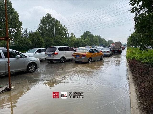 泰安|泰安龙潭路南段积水严重，多辆汽车受困熄火