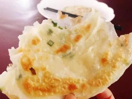  我家|烙饼用热水还是冷水？教你做法，烙饼放凉也不硬，我家隔三差五做