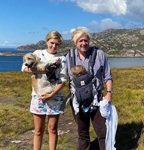约翰逊|英国首相一家苏格兰度假，56岁约翰逊前背着儿子，化身称职奶爸