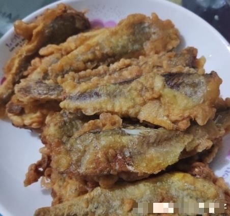 炸出来|炸鱼时,裹面粉,还是裹鸡蛋都不对,大厨教你正确做法
