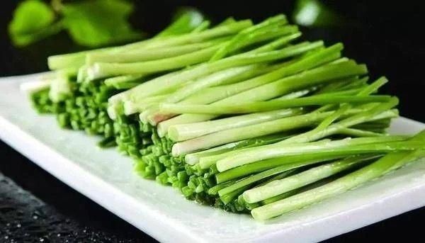  好吃|炒韭菜别急着往锅里倒，添加另一个步骤，韭菜又脆又好吃