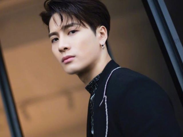  两人|当175的王嘉尔撞上184的蔡徐坤，相差9cm的两人，腿长让人意外