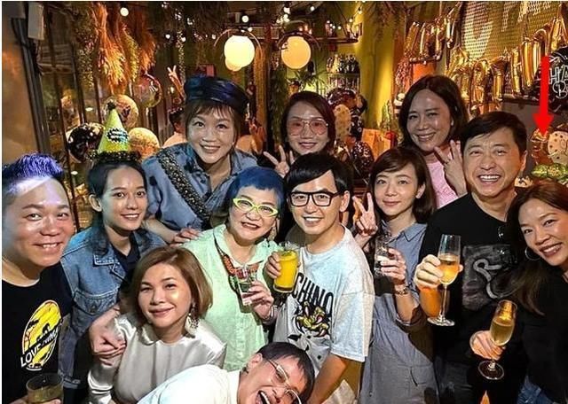  妻子|庾澄庆夫妇穿情侣装！45岁二婚妻子T恤配牛仔裤，端着香槟很优雅