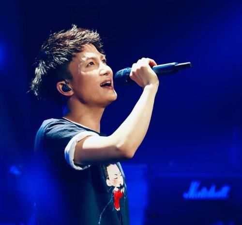  观众|接地气不是装的！周深上花店买花，对店员说的这句话引热议