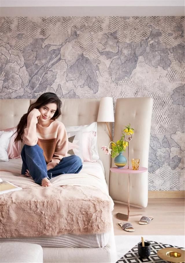  窗外|黄晓明夫妻4亿豪宅，落地窗当电视墙，窗外就是上海地标建筑