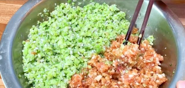  豆角|夏天此菜要多吃, 钙是鸡肉的7倍, 只要1元一斤, 用来包饺子超级香