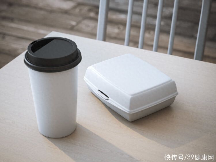 人体每周吃下5克微塑料(人体每周吃下5克“微塑料”，研究发现：已“入侵”人体多个部位)