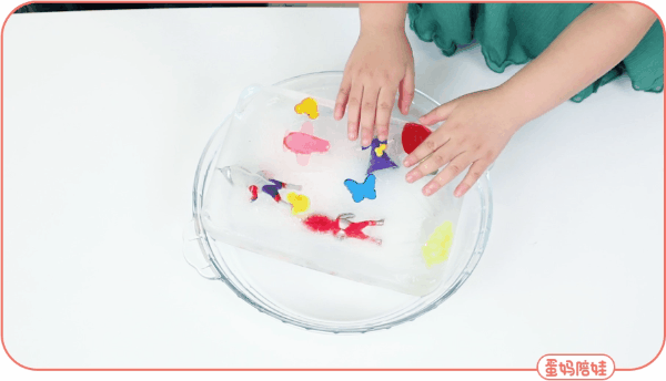 人人|人人家里都有的冰块,很适合做早教游戏,宝宝越玩越聪明