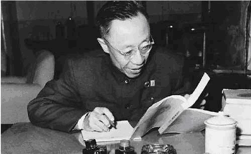 溥仪|溥仪第一次发工资足足60元，立刻跑去买2件东西，不愧当过皇帝