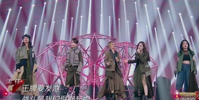  浪姐|同是穿婚纱亮相《浪姐》总决赛：金晨绝美，李斯丹妮却暴露了短板