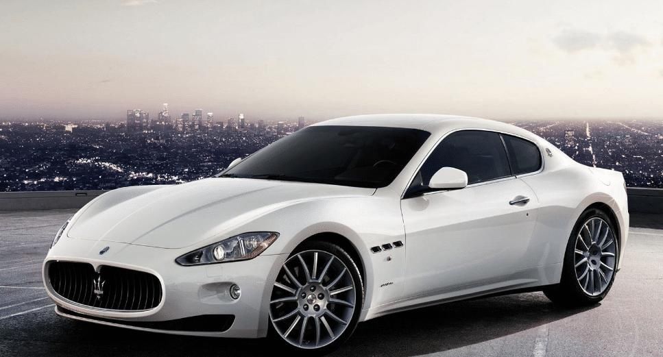  驾驶|玛莎拉蒂女司机无证驾驶上路，路人：胆子也是够大