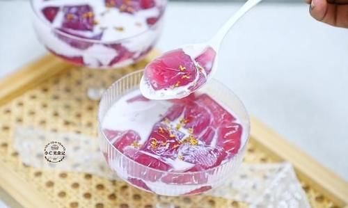 口感|口感Q弹嫩滑,无色素低热量的颜值葡萄冻撞奶,来一杯消暑清凉