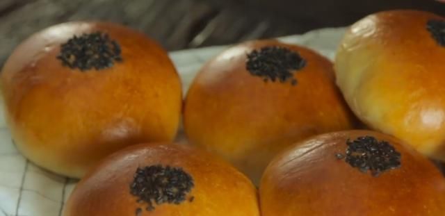 高筋面粉|面包新做法,只要面里加4个鸡蛋,不用和面不揉面,好吃又简单