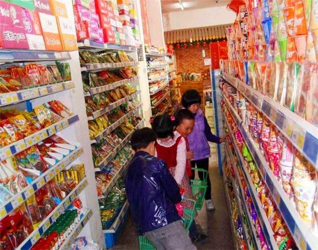 工作人员|熊孩子超市给薯片“放气”，宝妈护短被反怼，路人：就得这么治