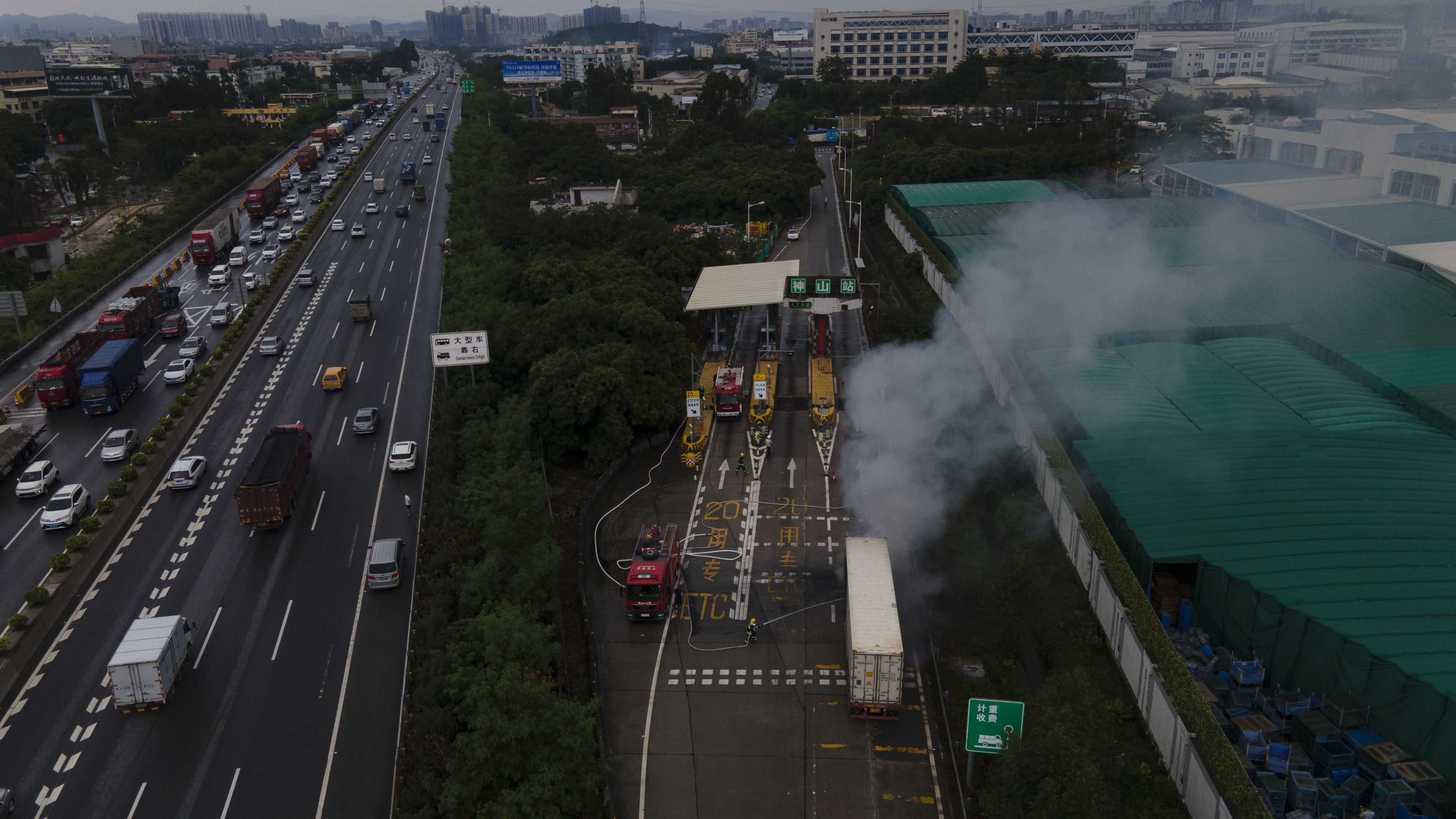 神山|突发|许广高速神山收费站一货车起火