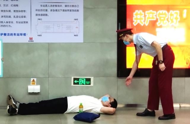 车站|地铁文明 | 文明纳凉，处处留芳