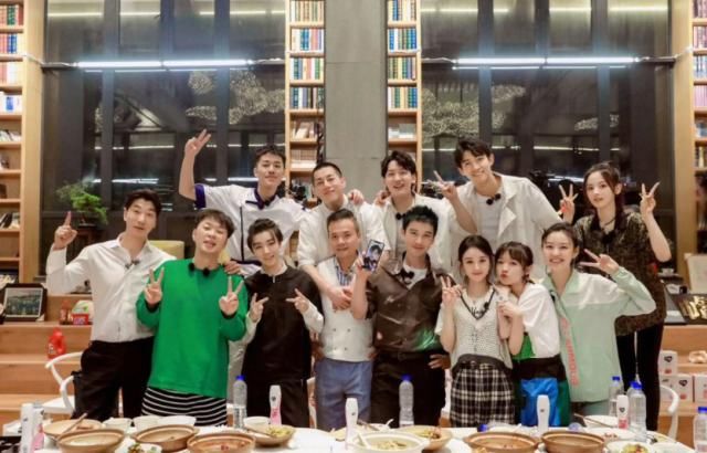  节目|《中餐厅》杀青后聚餐，看他们吃的“饭菜”，网友：贫穷限制想象