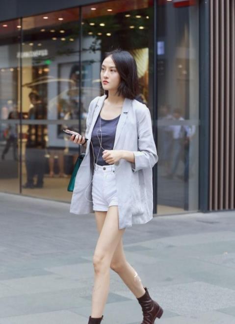  小姐姐|街拍：小姐姐绿色的燕尾连衣裙，时尚清新有活力,笑容甜美可爱