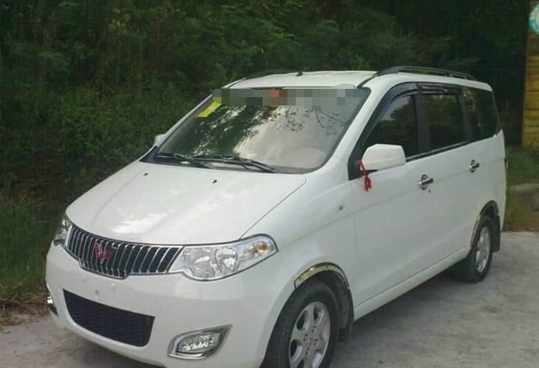 对岸|五菱宏光乱停车影响施工，直接被吊车运到对岸，车主回来找不到车