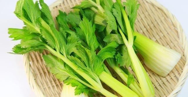 辣椒|炒芹菜时,有人焯水有人直接炒?大厨:都不对,教你正确做法